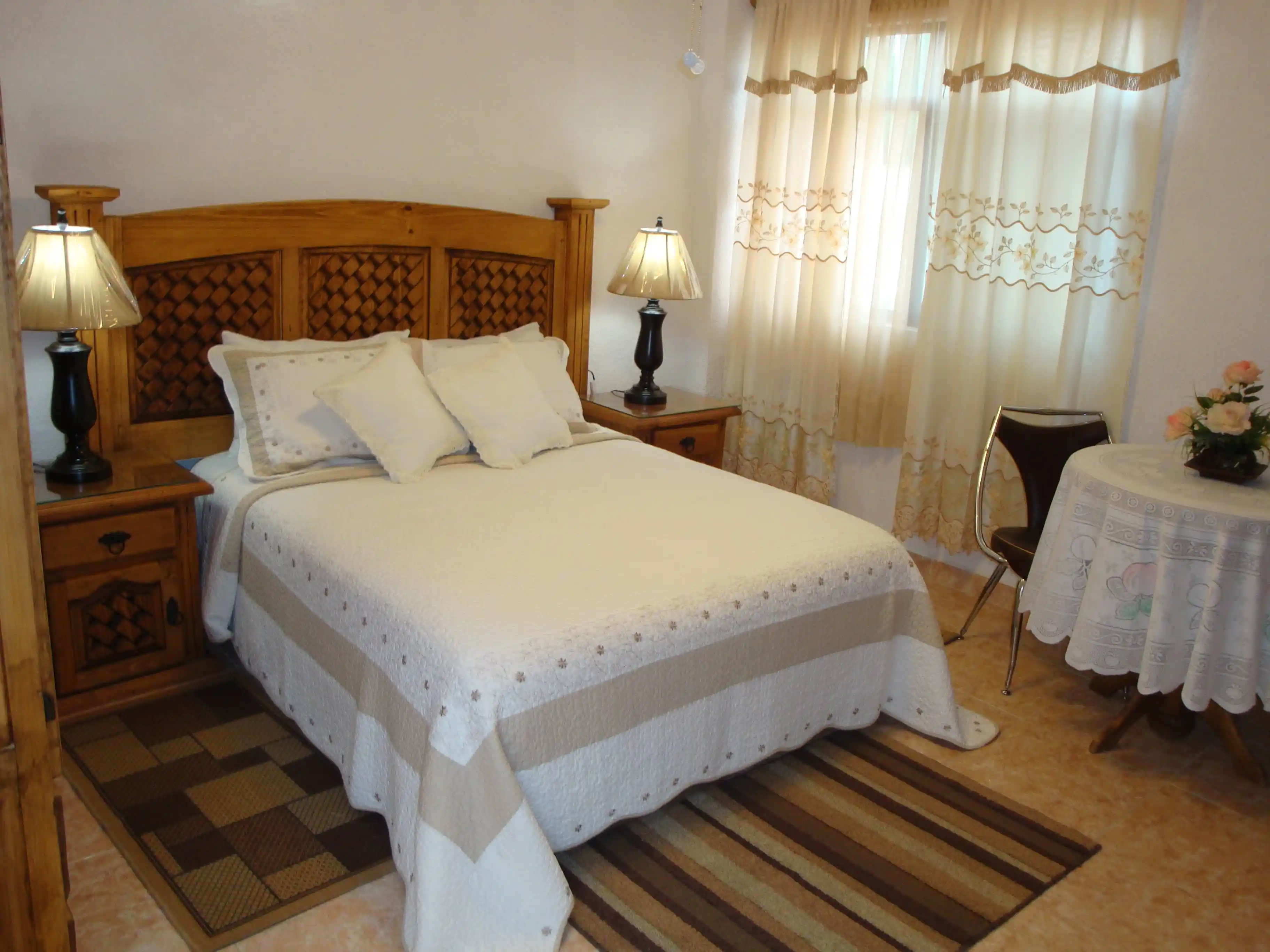 Fachada colonial del hotel